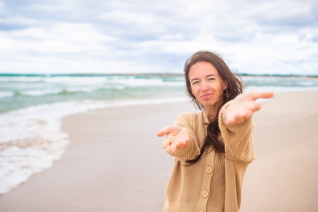 Jeune Femme, Plage, Dans, Tempête