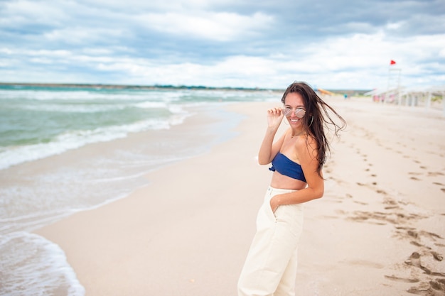 Jeune femme, plage, dans, tempête