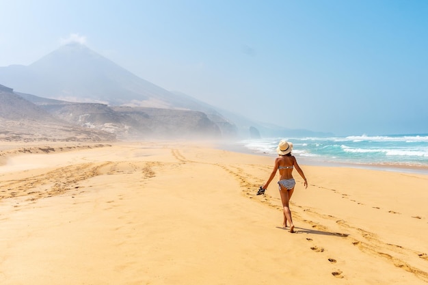 Une jeune femme sur la plage sauvage Cofete du parc naturel de Jandia Fuerteventura