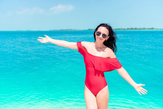 Jeune femme sur une plage tropicale avec chapeau