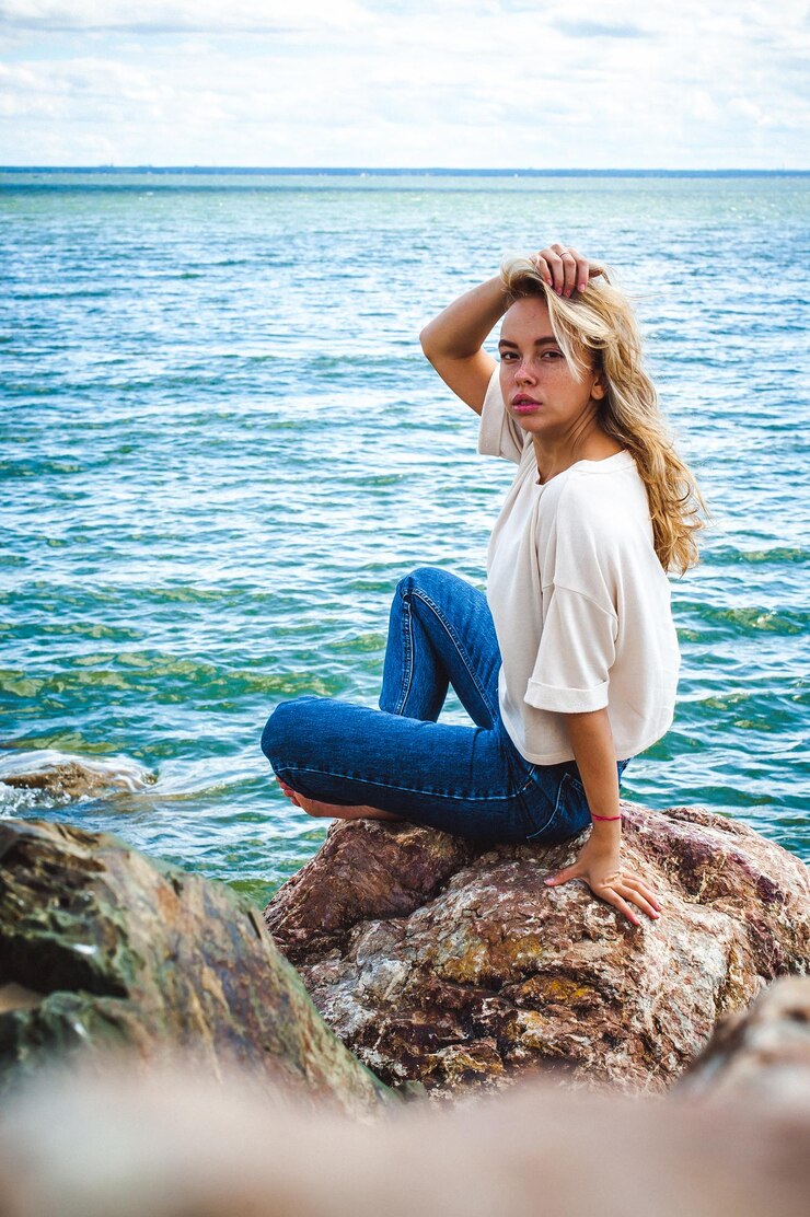 Photo une jeune femme à la plage.