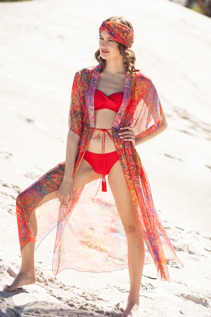 Jeune femme sur la plage