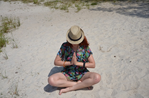 Jeune femme sur la plage