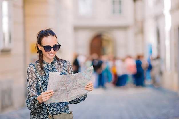 Jeune femme, à, a, plan ville