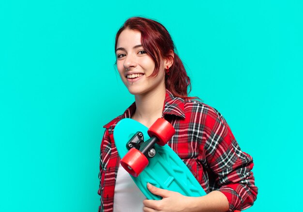 Jeune femme avec une planche à roulettes