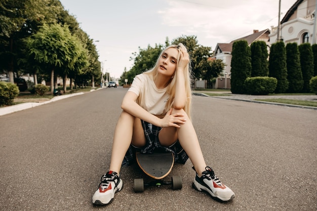 jeune femme avec une planche à roulettes