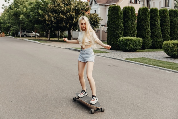 jeune femme avec une planche à roulettes