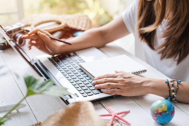 Jeune femme planifiant des vacances d'été