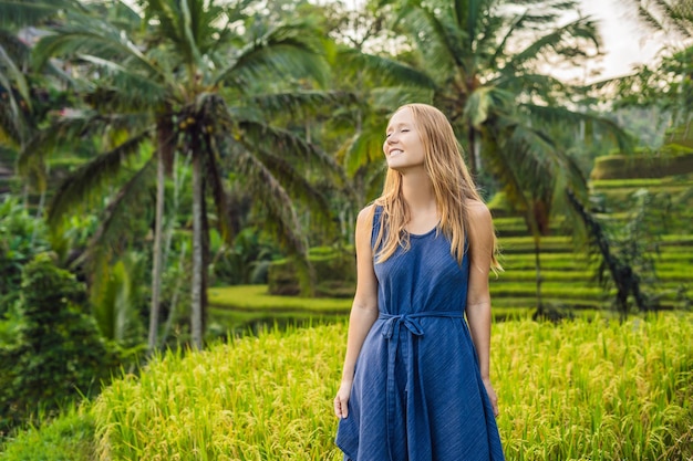 Jeune femme sur la plantation de rizières en cascade verte à la terrasse de Tegalalang. Bali, Indonésie