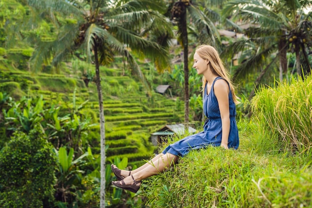 Jeune femme sur la plantation de rizières en cascade verte à la terrasse de Tegalalang. Bali, Indonésie