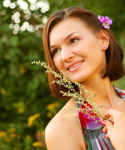 jeune femme en plein air dans l'herbe en été