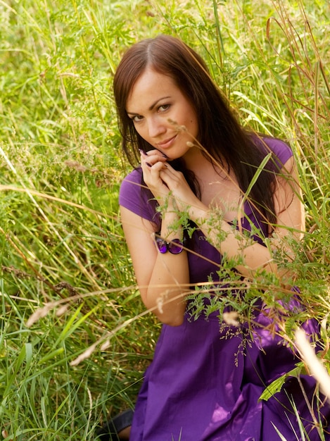 jeune femme en plein air dans l'herbe en été