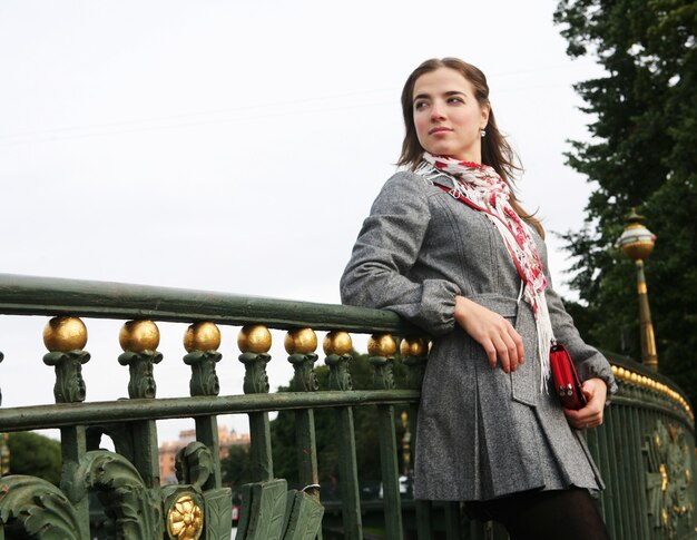 Jeune femme en plein air sur le pont