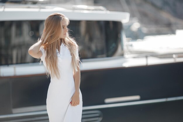 Photo jeune femme en plein air