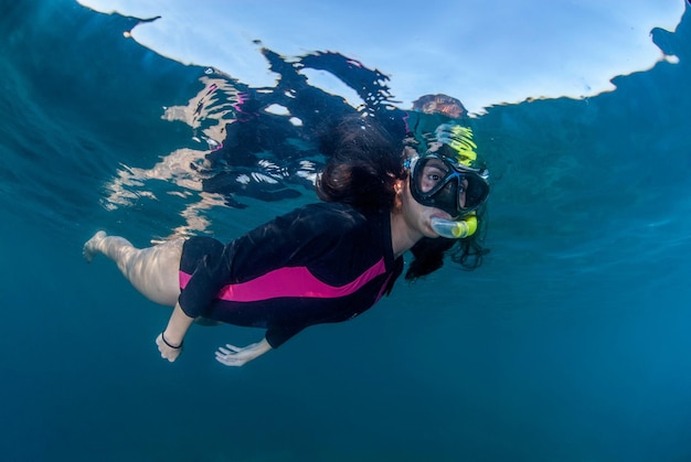 Jeune femme plongée en apnée dans l'océan