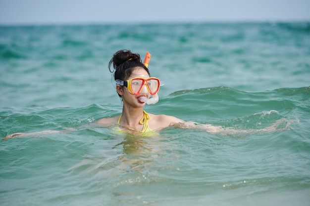 jeune femme, plongée sous-marine