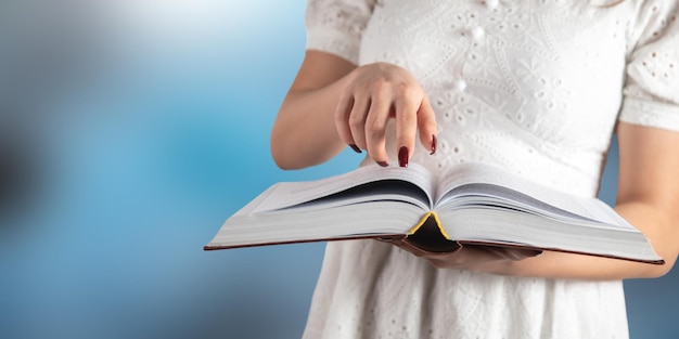 Jeune femme pointant sur le livre