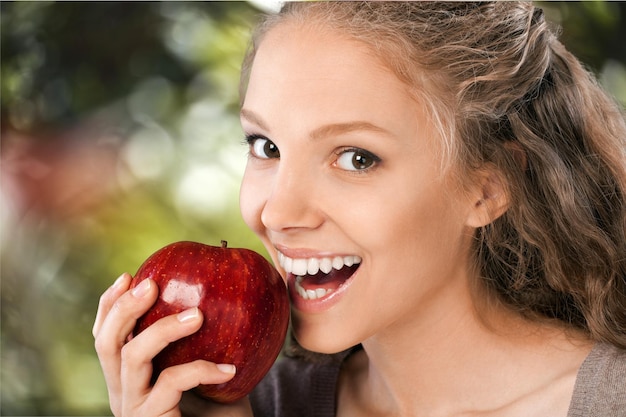 Jeune femme avec pomme rouge fraîche