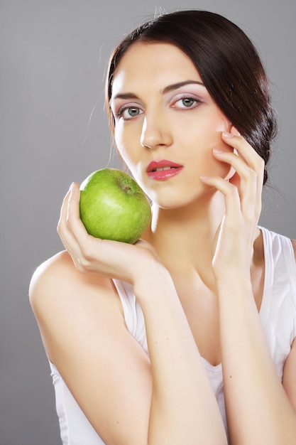 Jeune femme, à, pomme verte