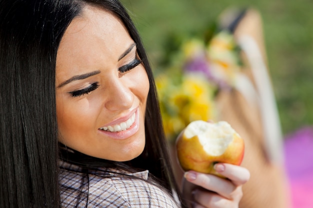 Jeune, femme, pomme