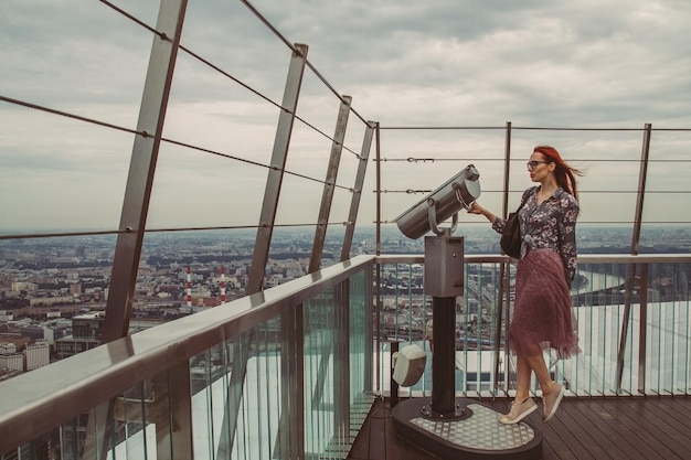 Jeune femme sur le pont d'observation