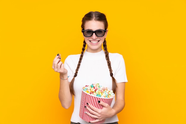 Jeune, femme, pop-corn, isolé, mur