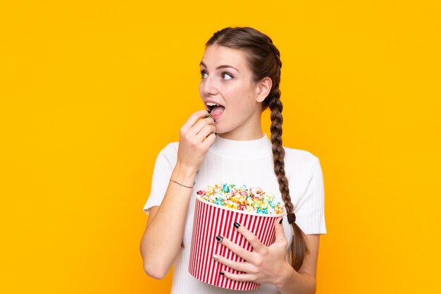 Jeune, femme, pop-corn