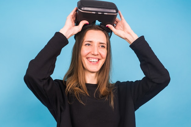 Jeune Femme Portant Un Appareil De Réalité Virtuelle. Concept De Technologie, Réalité Virtuelle Et Personnes.