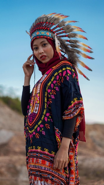 Une jeune femme portant un chapeau debout contre le ciel