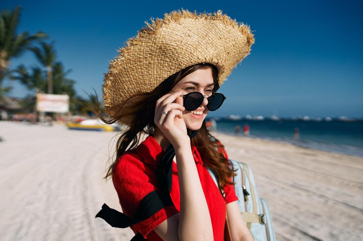 Photo une jeune femme portant un chapeau sur la plage.