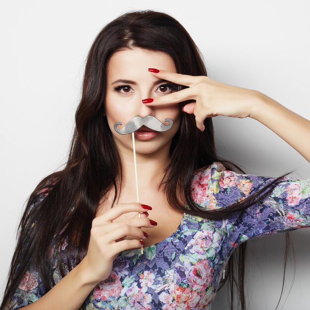 Jeune femme portant de fausses moustaches Prêt pour la fête