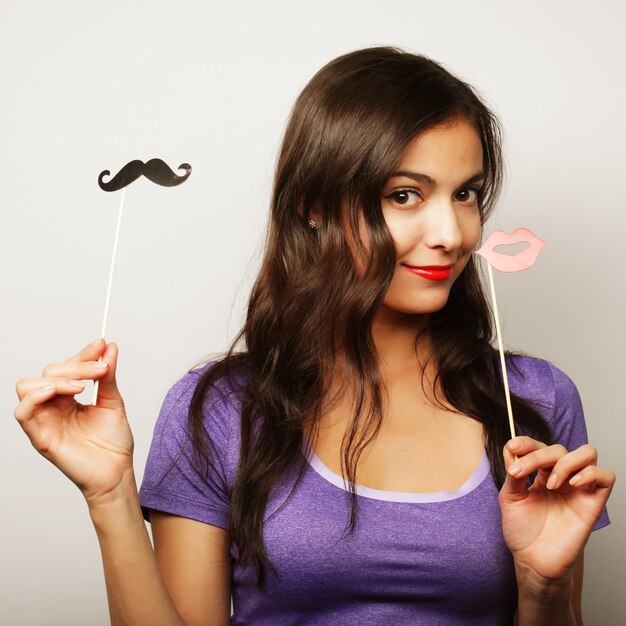 Jeune femme portant de fausses moustaches