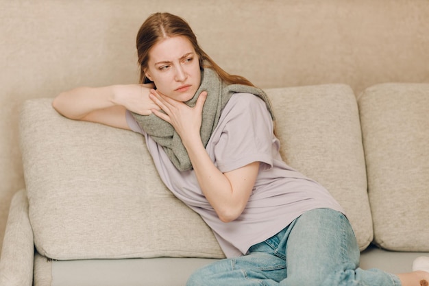 Une jeune femme portant un foulard a la grippe malade maladie froid à la maison à l'intérieur