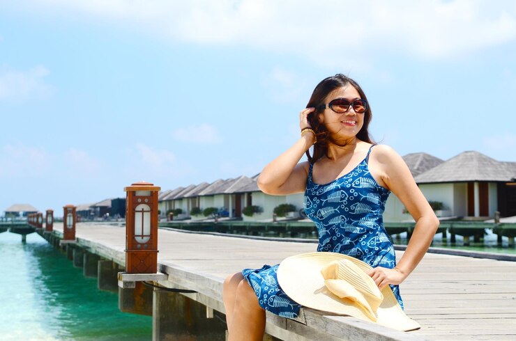 Photo une jeune femme portant des lunettes de soleil contre le ciel