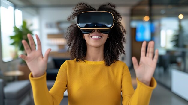 Une jeune femme portant des lunettes VR futuristes et faisant des gestes dans le bureau