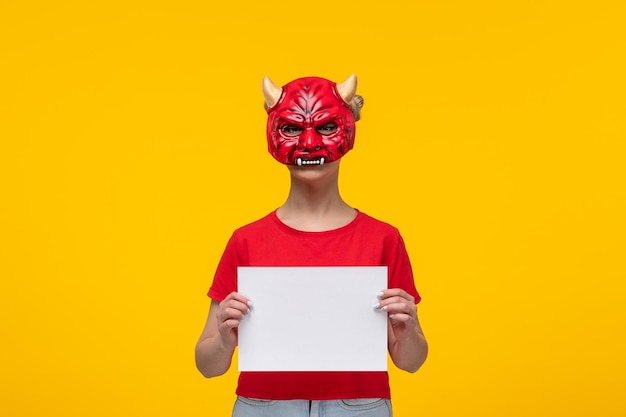 Jeune Femme Portant Un Masque De Diable Effrayant Tenant Un Morceau De Papier Fond Jaune Laid Halloween