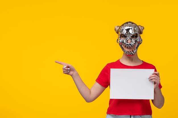 Jeune Femme Portant Un Masque Doré Terrifiant Et Tenant Un Morceau De Papier Fond Jaune