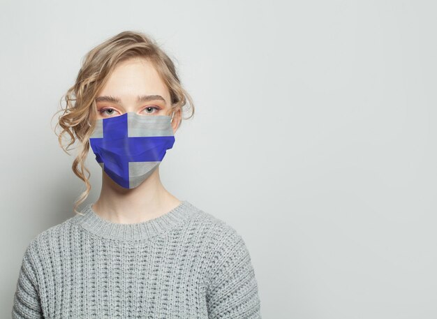 Une jeune femme portant un masque facial avec le concept d'épidémie de grippe et de protection contre le virus