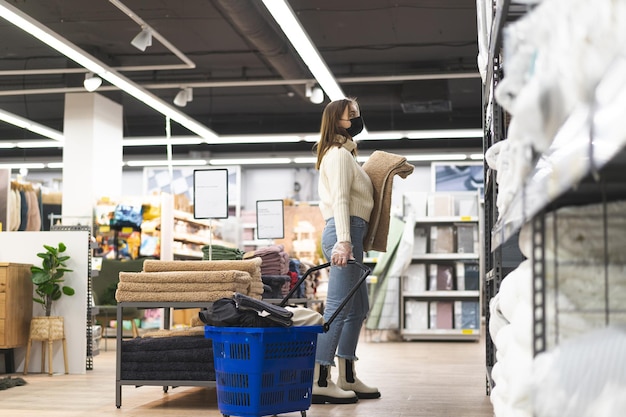 Jeune femme portant un masque facial et des gants de protection en magasin aujourd'hui concept de mode de vie des gens