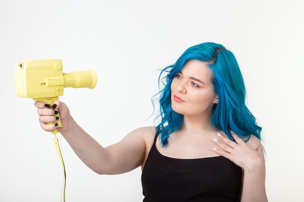 Une jeune femme portant un masque sur un fond blanc