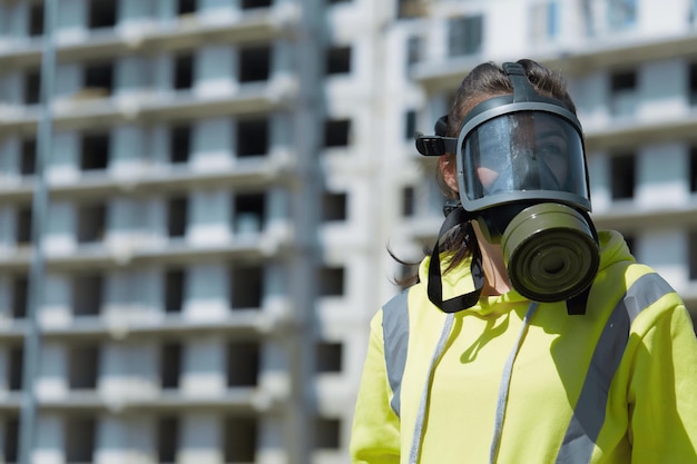 Photo une jeune femme portant un masque à gaz et un uniforme de chantier.