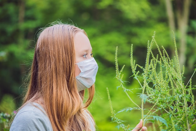 Jeune femme portant un masque médical à cause d'une allergie à l'ambroisie