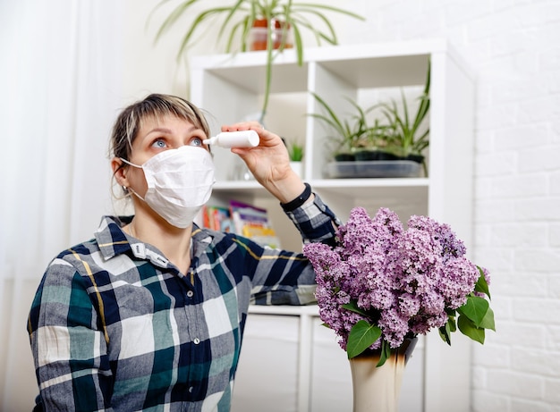 Jeune femme portant un masque médical stérile protecteur Allergie au pollen