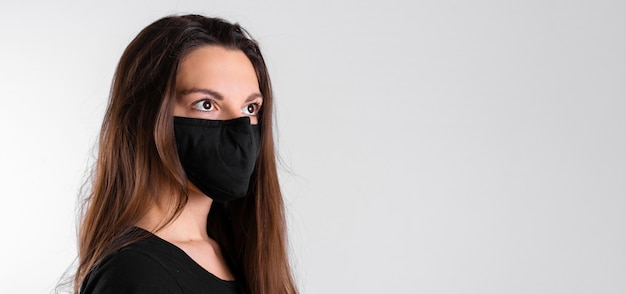 Jeune femme portant un masque de protection noir. Pandémie de grippe ou de virus. Saison des allergies