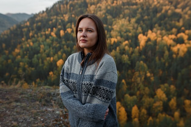 Jeune femme portant un pull chaud dans les montagnes