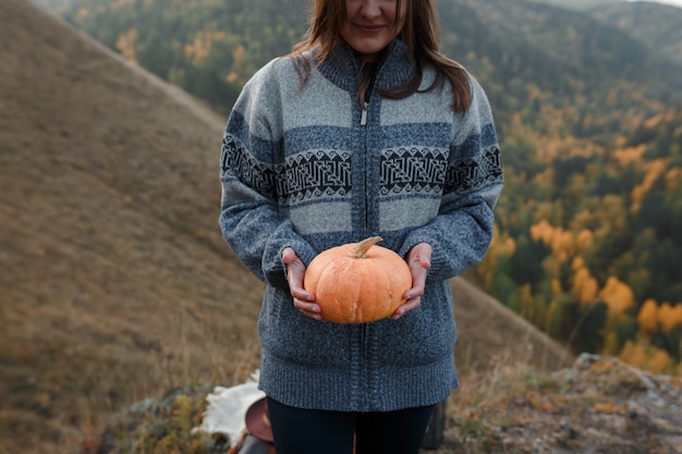 Jeune femme portant un pull chaud dans les montagnes
