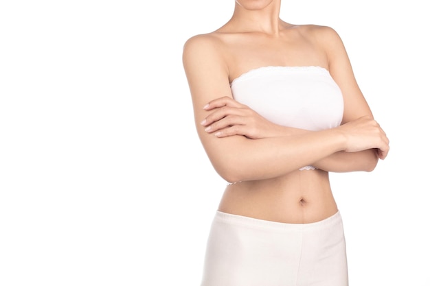 Photo jeune femme portant une robe bustier blanche isolée sur fond blanc