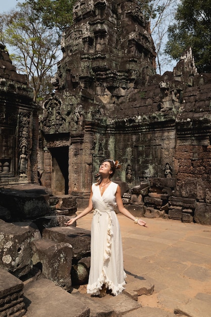 Jeune femme portant une robe robe blanche dans les anciennes ruines khmères Angkor Wat