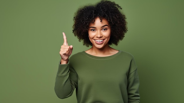 Jeune femme portant des vêtements décontractés pointant avec la main et le doigt sur le côté en regardant la caméra