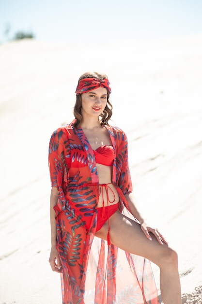 Jeune femme portant des vêtements de plage rouge